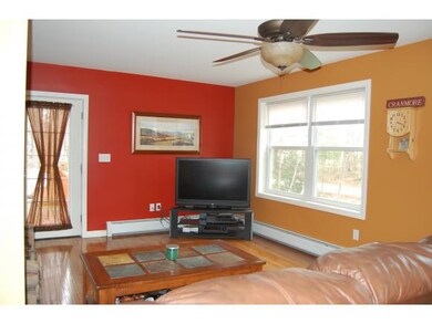 LR w/hardwood floors
