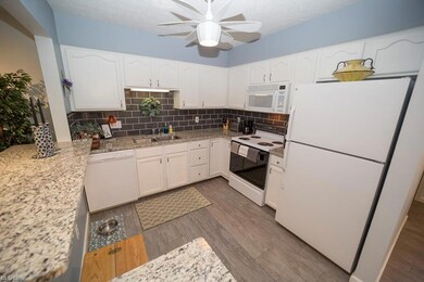 WOW! Beautiful kitchen ready for you to cook away!