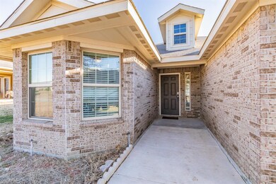 313 Candlewood Cir, Gainesville, TX 76240 - photo 3