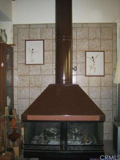 Stabd alone fireplace in living room