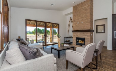 007_Living Room