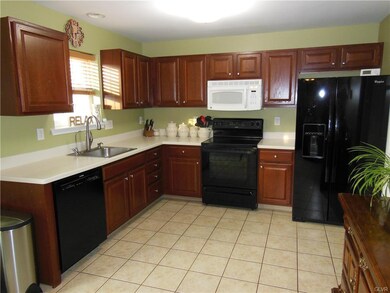 5563 Stonecroft Ln, Allentown, PA 18106 - photo 2