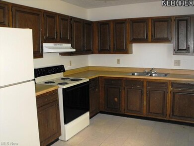 Upper level unit 9x12 kitchen with Stove & refig