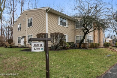 13 Firethorn Cir Red Bank NJ-SHADY OAKS