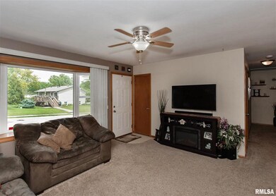 2611 W 37th St, Davenport, IA 52806 - photo 3
