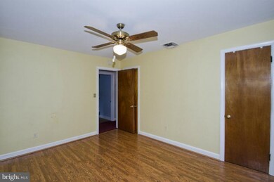 3417 Oakhurst Dr, Burtonsville, MD 20866 - photo 2
