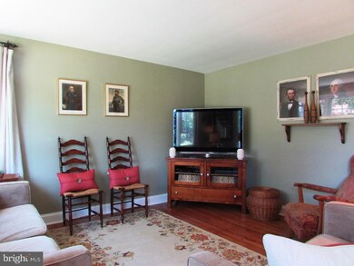 912 Hale St, Pottstown, PA 19464 - photo 2