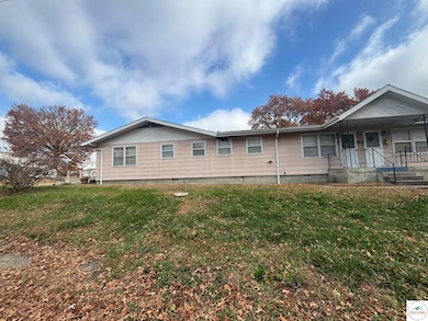 211 S Windsor St, Windsor, MO 65360 - photo 6