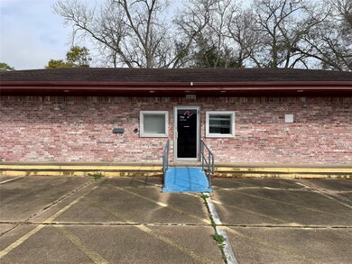 204 W Coombs St, Alvin, TX 77511 - photo 2