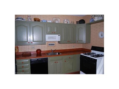 Cozy eat-in kitchen