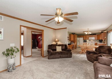6201 Hillandale Rd, Davenport, IA 52806 - photo 4