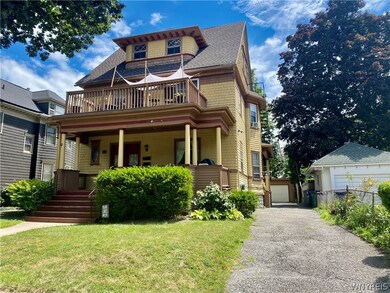 3 apartments with an updated roof (2016) and furna