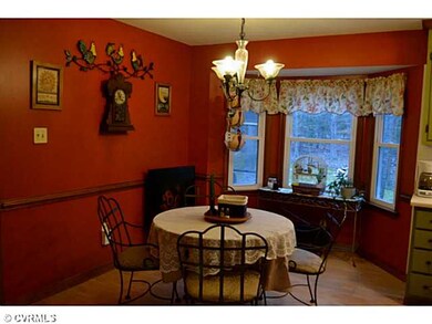 Kitchen - Great breakfast nook with bay window