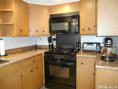 Kitchen. Well-planned Kitchen w/Dual-Fuel Range