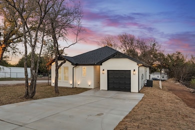 5901 S Lakeside Hills Ct, Granbury, TX 76048 - photo 3