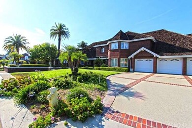 Front Yard w 3 car Garage