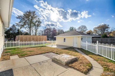 305 S Hackman St, Staunton, IL 62088 - photo 4