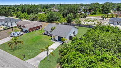 Birds eye view of property featuring a residential