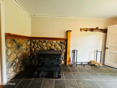 351 Sawkill Rd unit 2, Milford, PA 18337 - photo 4