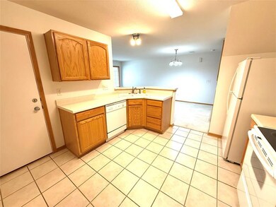 3799 Village Run Dr unit 810, Des Moines, IA 50317 - photo 6