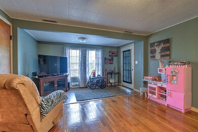 176 Gilliam Ave-13