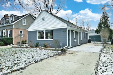 1641 Hampton Rd, Grosse Pointe Woods, MI 48236 - photo 2