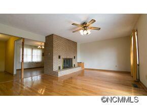 Livingroom with fireplace