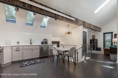 1055 Maple Way 32