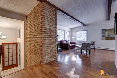 Dramatic brick frplc column