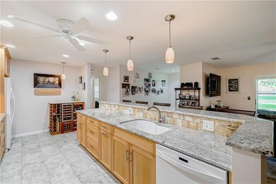 Beautiful granite, real wood cabinets, exqiusite t