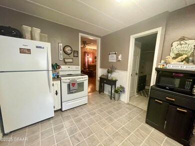 1124 6th Ave N, Grand Forks, ND 58203 - photo 5