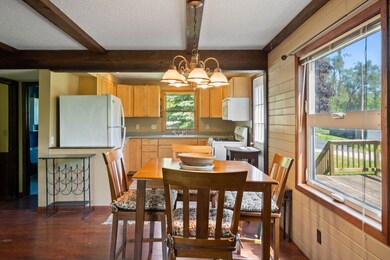 304 Crocus St-14