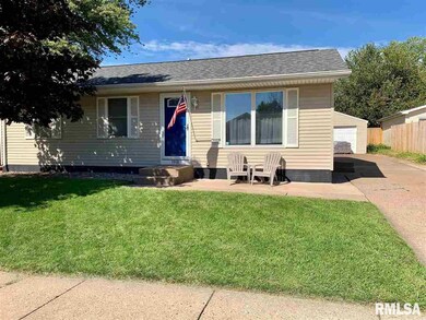 1918 Valley Dr, Davenport, IA 52806 - photo 2