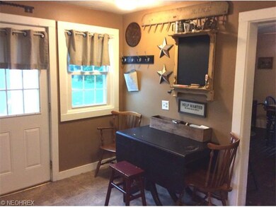 NICE EATING AREA IN THE KITCHEN.