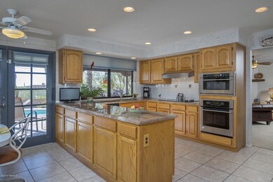Kitchen with lots of cabinets !