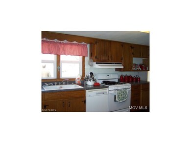 Spacious kitchen w/appliances