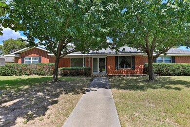 700 Aspen Rd, Gainesville, TX 76240 - photo 2