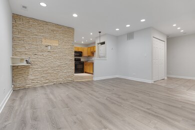 537 E Shag Bark Ln unit F, Streamwood, IL 60107 - photo 4