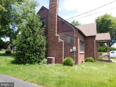 903 Spruce St, Honey Brook, PA 19344 - photo 2