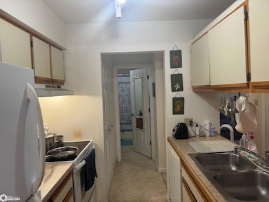 1100 University Manor Dr unit B-22, Fairfield, IA 52556 - photo 5