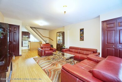 (3) LIVING ROOM