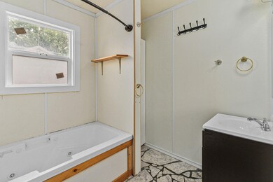 1132SWRogueRiverAve-010