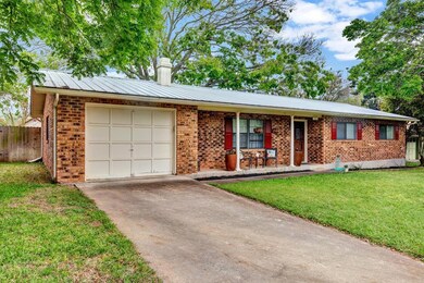 701 Kristofer St, Fredericksburg, TX 78624 - photo 2