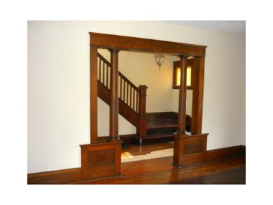 Entry/Foyer.