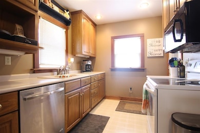 907 W 7th St, Cedar Falls, IA 50613 - photo 3