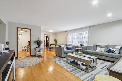 2300 Bellaire Ct, Des Plaines, IL 60016 - photo 6