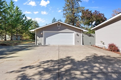 395 Robleda Dr, Central Point, OR 97502 - photo 6