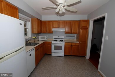 7913 Gambrill Ct, Springfield, VA 22153 - photo 5