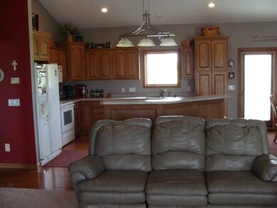 810 S 29th Ave E, Newton, IA 50208 - photo 3