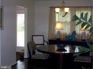 912 Westwood Dr NE, Vienna, VA 22180 - photo 6